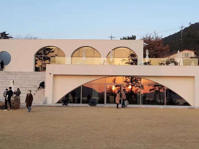 아름다운 곡선 디자인의 카페 건물과 잔디 광장
