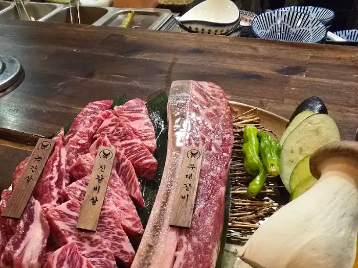 신선한 육류 플레이트