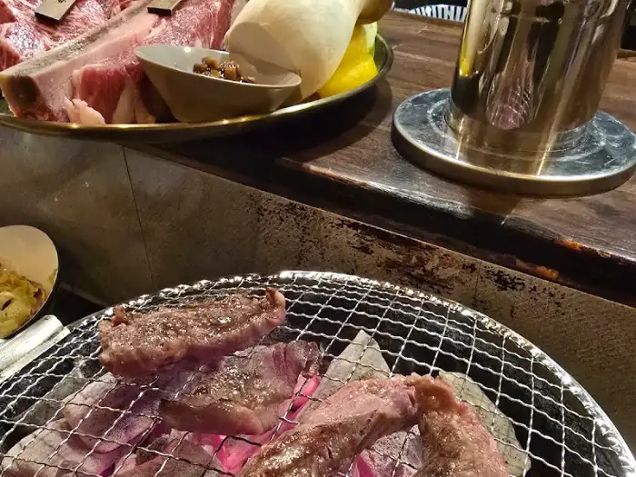 숯불 위에서 구워지는 고기