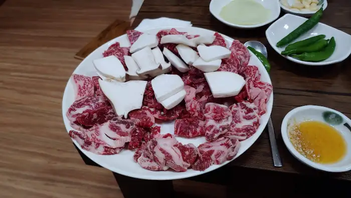 신선한 생고기와 버섯이 푸짐하게 담긴 한 접시