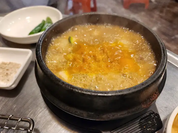 김이 모락모락 나는 된장찌개