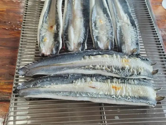 숯불 위에 구워지는 장어