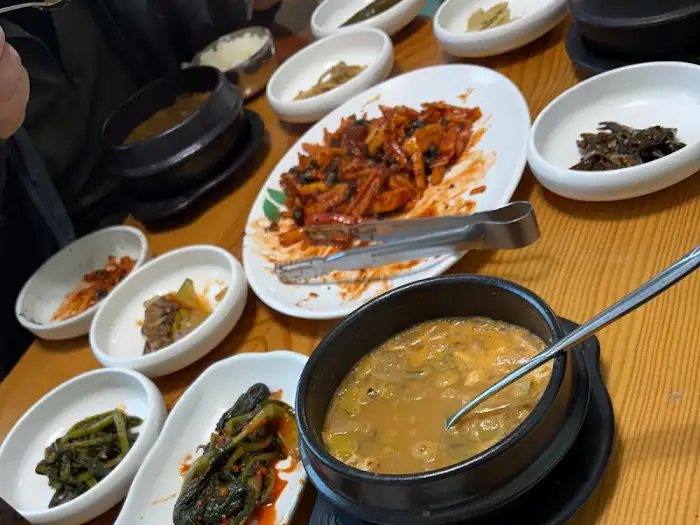 테이블에 차려진 음식들