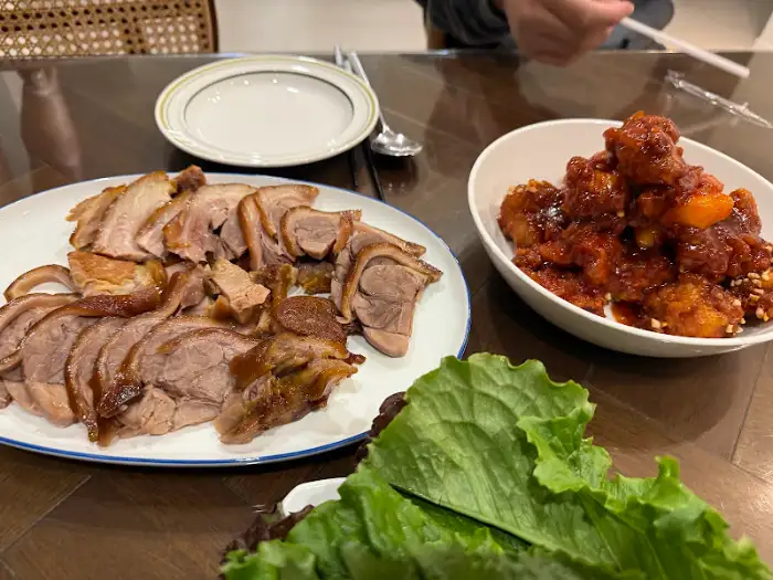 푸짐한 족발과 양념 치킨