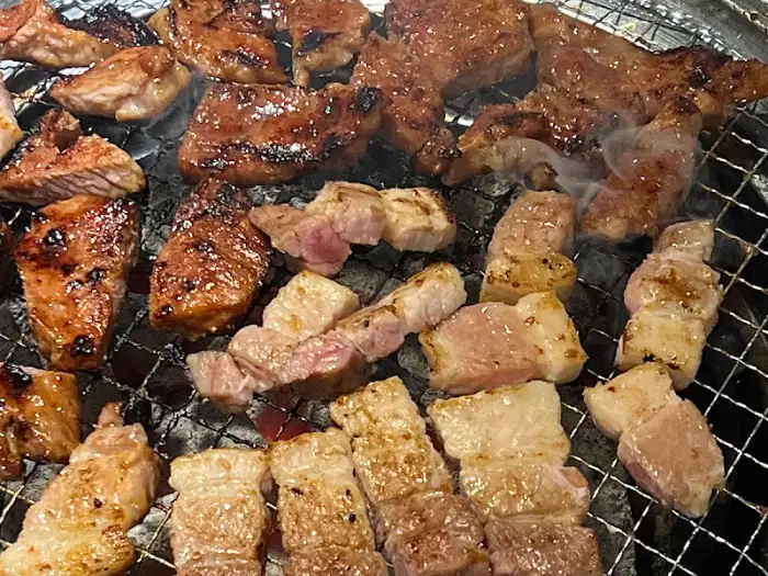 고기싸롱 삼겹살과 사이드 메뉴