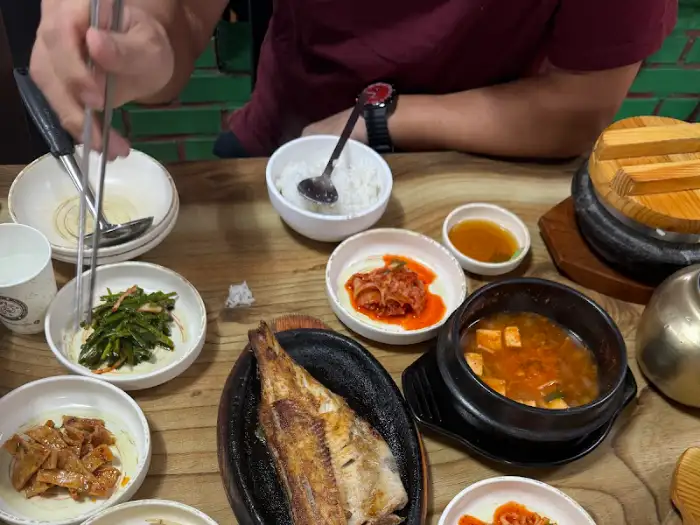돌솥밥과 함께 나온 생선구이와 된장찌개