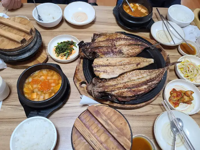 여러 가지 생선구이와 찌개