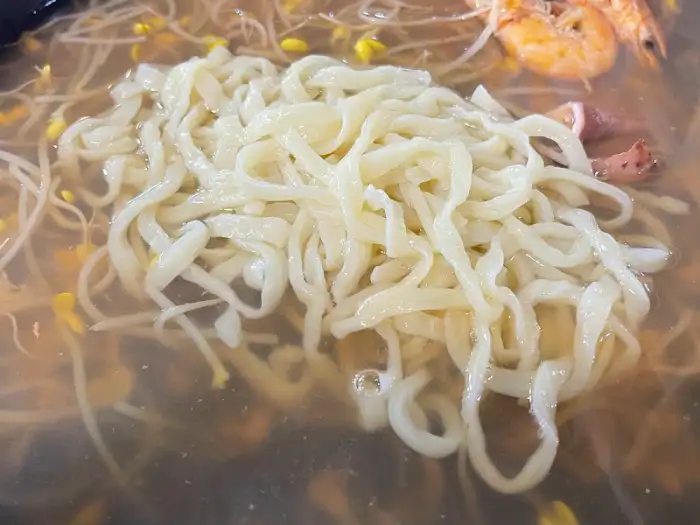 해물백숙 국물에 끓여진 면사리