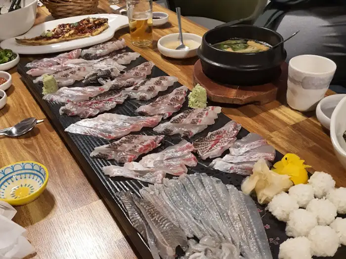 다양한 종류의 회가 먹음직스럽게 플레이팅 된 모습