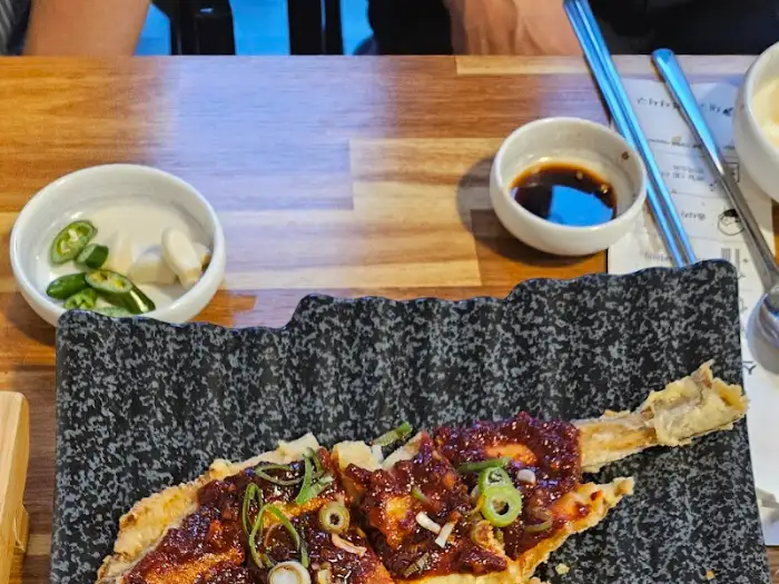 매콤한 양념이 덮인 생선 구이 요리