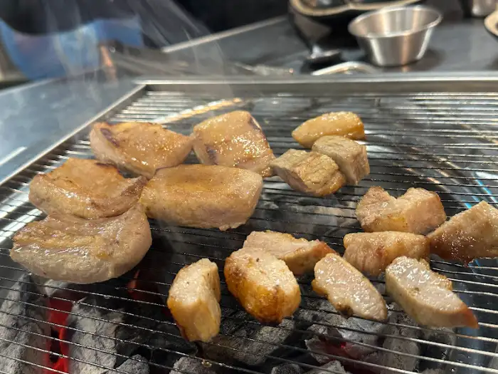 숯불 위에서 익고 있는 두툼한 목살