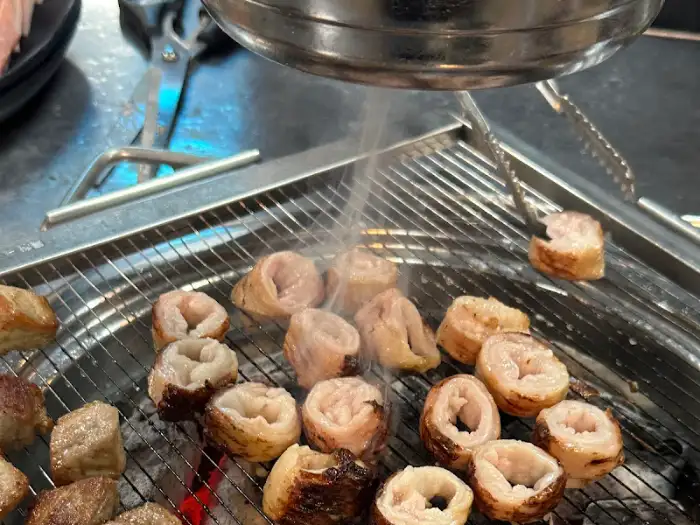숯불 위에서 익어가는 막창