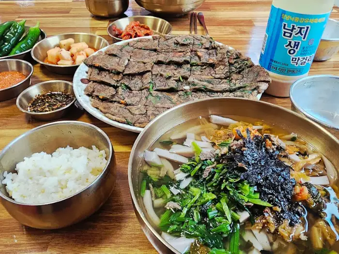 묵밥과 밥, 곁들임 반찬, 막걸리 병