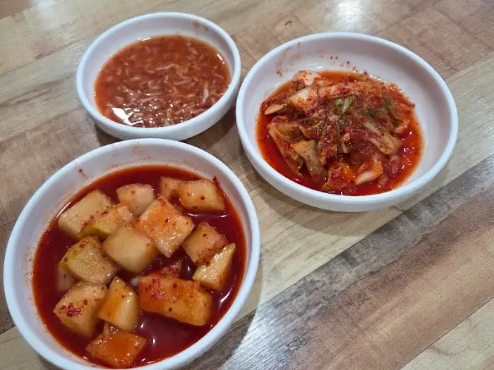 김치와 깍두기가 담긴 그릇들
