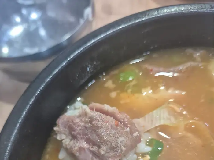 돼지국밥에 담긴 큼직한 고기 조각
