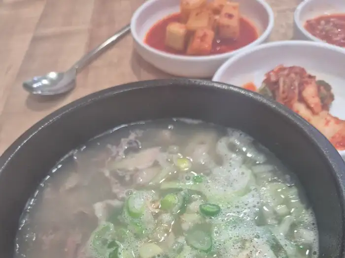 김치, 깍두기와 함께 나온 돼지국밥
