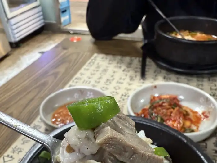 숟가락에 담긴 국밥 속 고기와 건더기