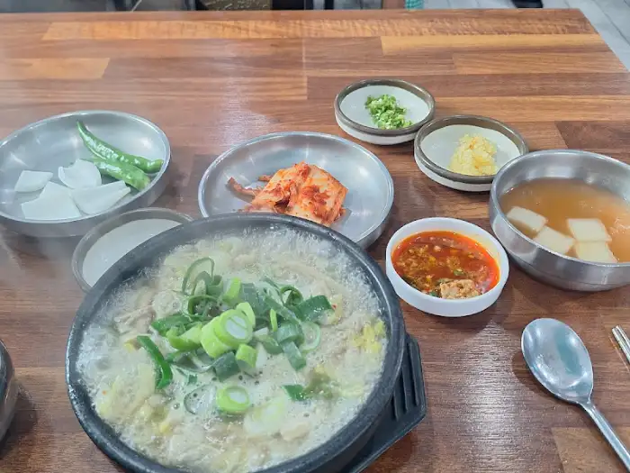 내장탕과 곁들임 반찬