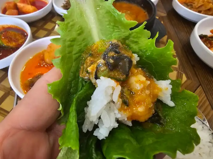 쌈 싸먹는 모습