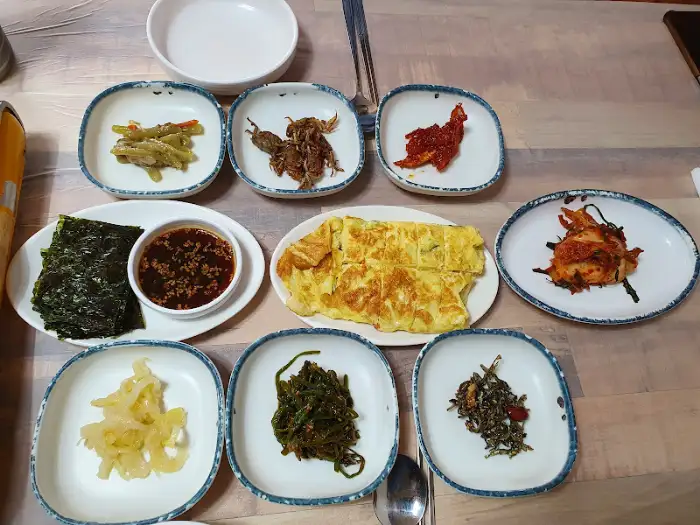 다양한 밑반찬과 밥