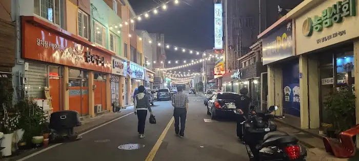 저녁 골목길 풍경과 가게 외관