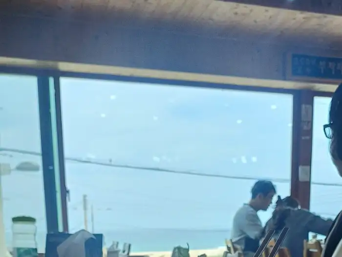 창밖으로 바다가 보이는 식당 내부 모습