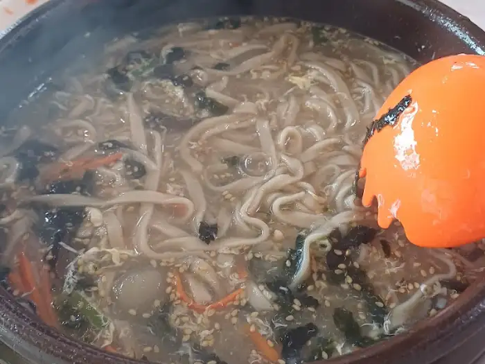 칼국수 안에 들어있는 옹심이와 건더기 모습