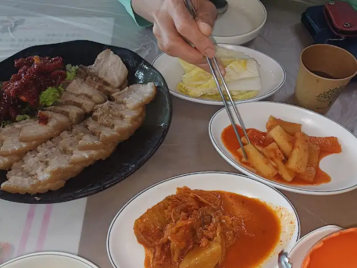 테이블에 차려진 음식들, 수육과 김치, 막국수 등