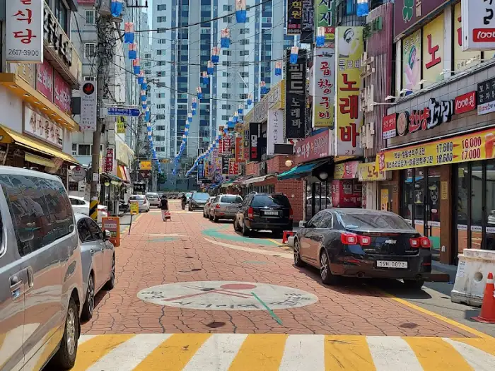 다양한 상점들이 늘어선 먹자골목 거리