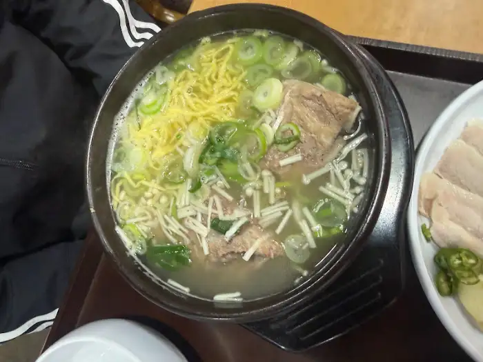 뼈칼국수 속 큼직한 뼈와 살코기