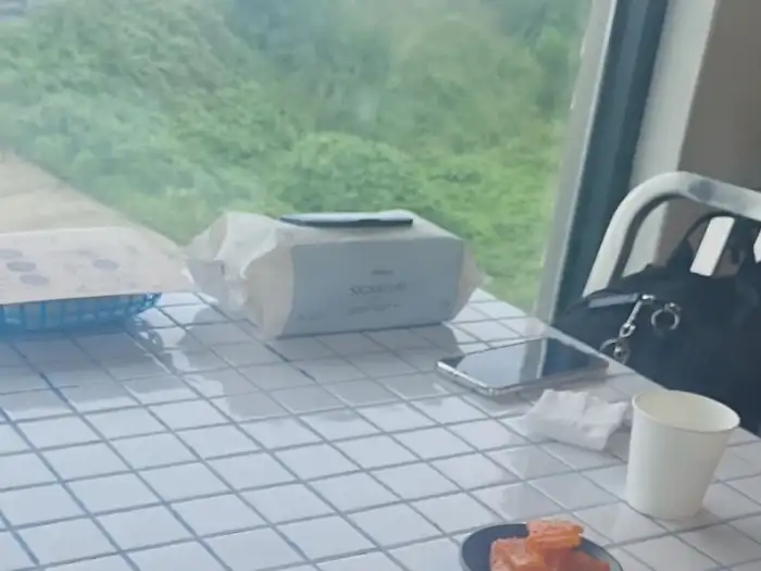 창가 테이블 풍경