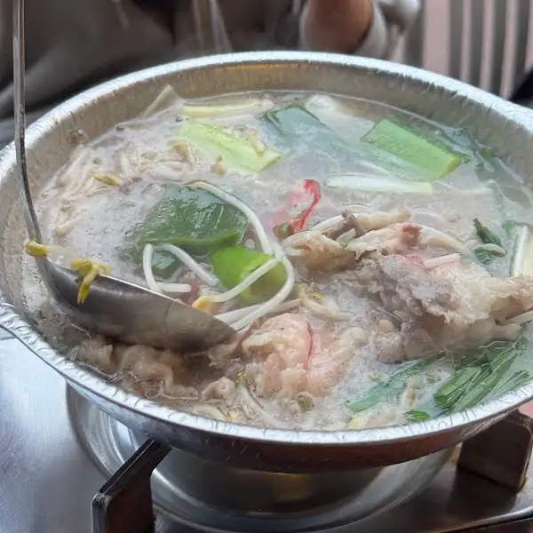 다양한 재료가 들어간 뜨거운 국물의 전골 요리