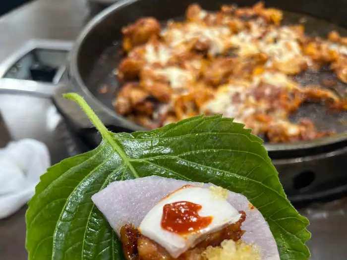 알쌈으로 만든 닭갈비 한 입