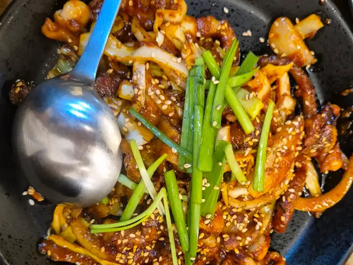 푸짐하게 담긴 낙지볶음