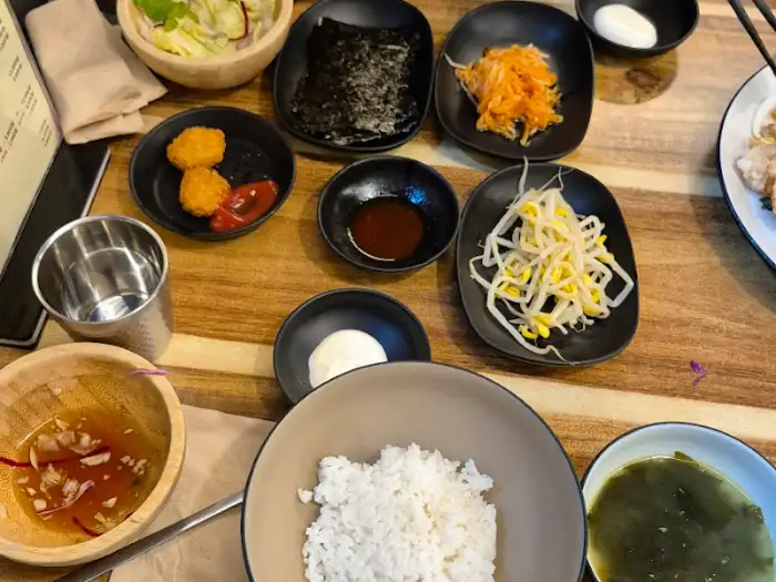 정갈하게 차려진 반찬과 밥