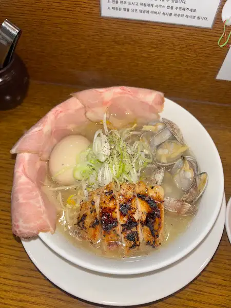 라멘 위에 얹어진 차슈와 닭고기, 계란