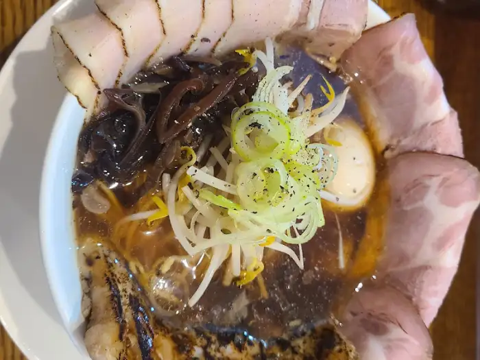 라멘 국물의 깊은 맛을 보여주는 클로즈업 컷