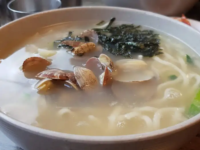 바지락 칼국수 클로즈업 이미지