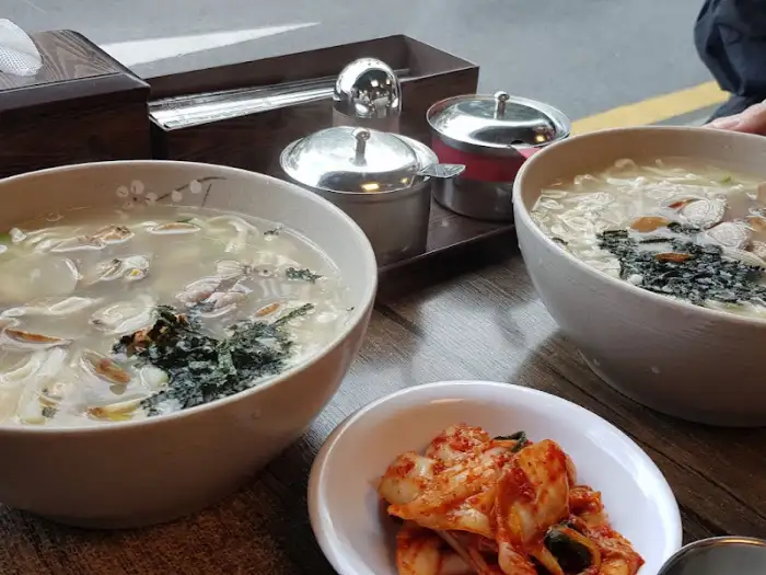 칼국수와 김치 이미지
