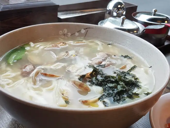 칼국수 국물 이미지