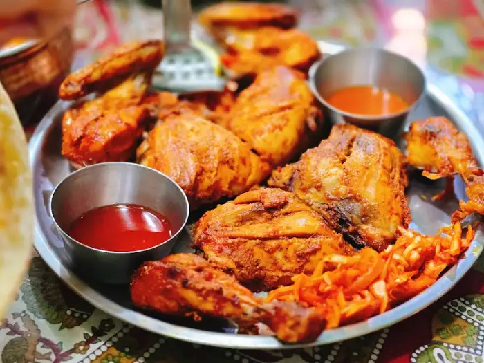 푸짐하게 차려진 탄두리 치킨