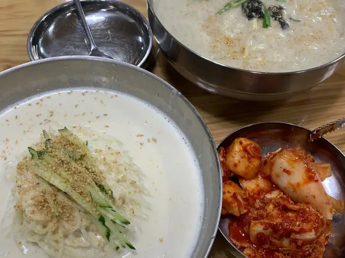 들깨 칼국수와 김치