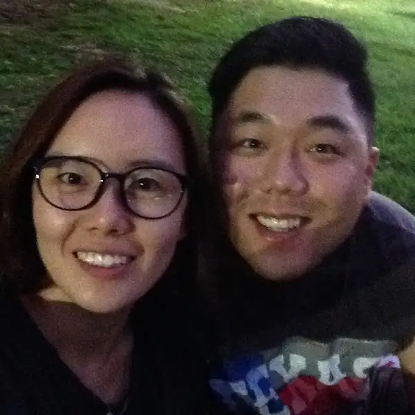 행복한 표정의 커플이 카메라를 바라보고 있다.