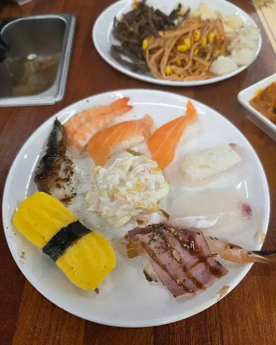 고기해상에서 가져온 다양한 종류의 초밥