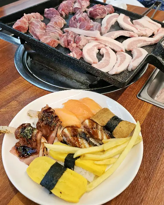 고기해상 접시에 담긴 초밥과 구운 고기