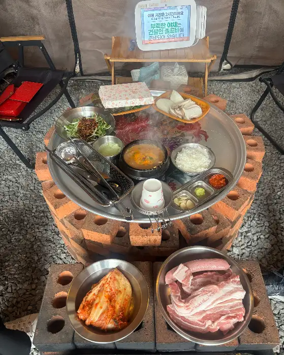장작불 위에서 구워지는 바베큐