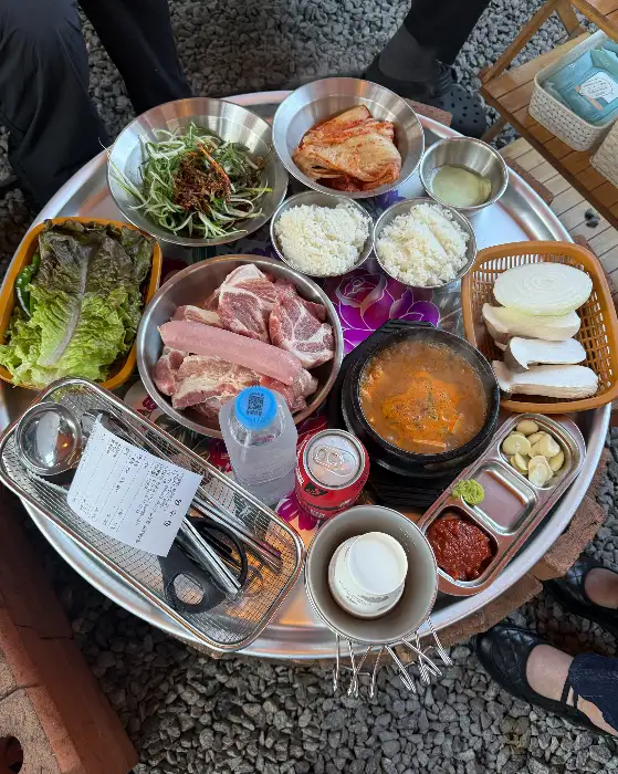 다양한 반찬과 함께 차려진 식사