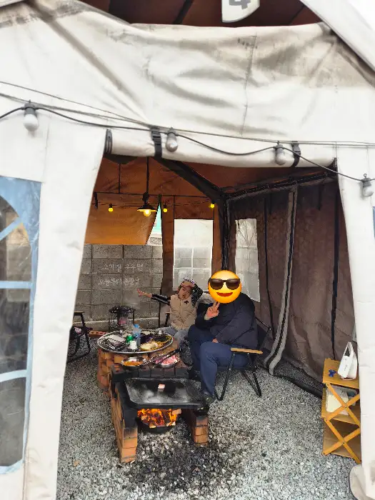 텐트 내부에서 바베큐를 즐기는 모습