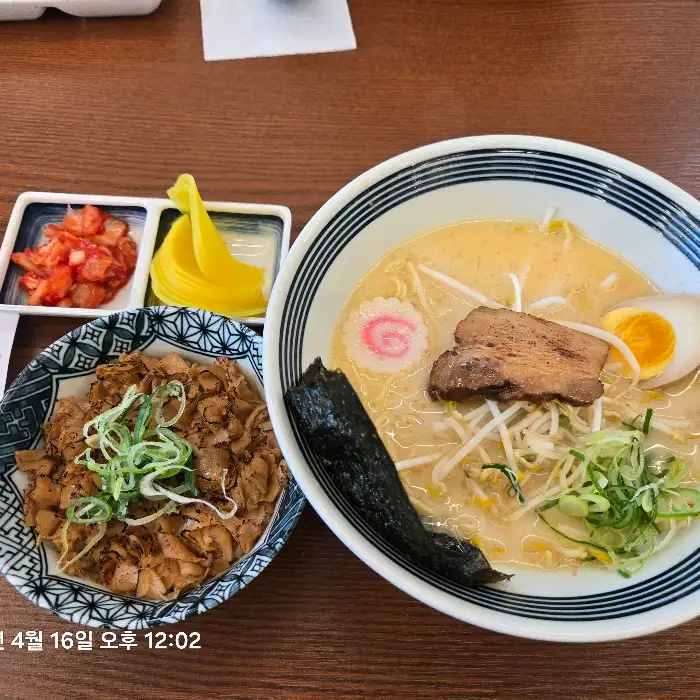 김치가 곁들여진 돈코츠라멘과 부타동