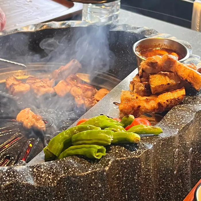돌판 위에서 맛있게 익어가는 오겹살